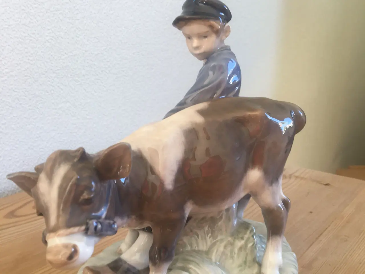 Billede 2 - Royal Copenhagen figur, dreng med kalv.