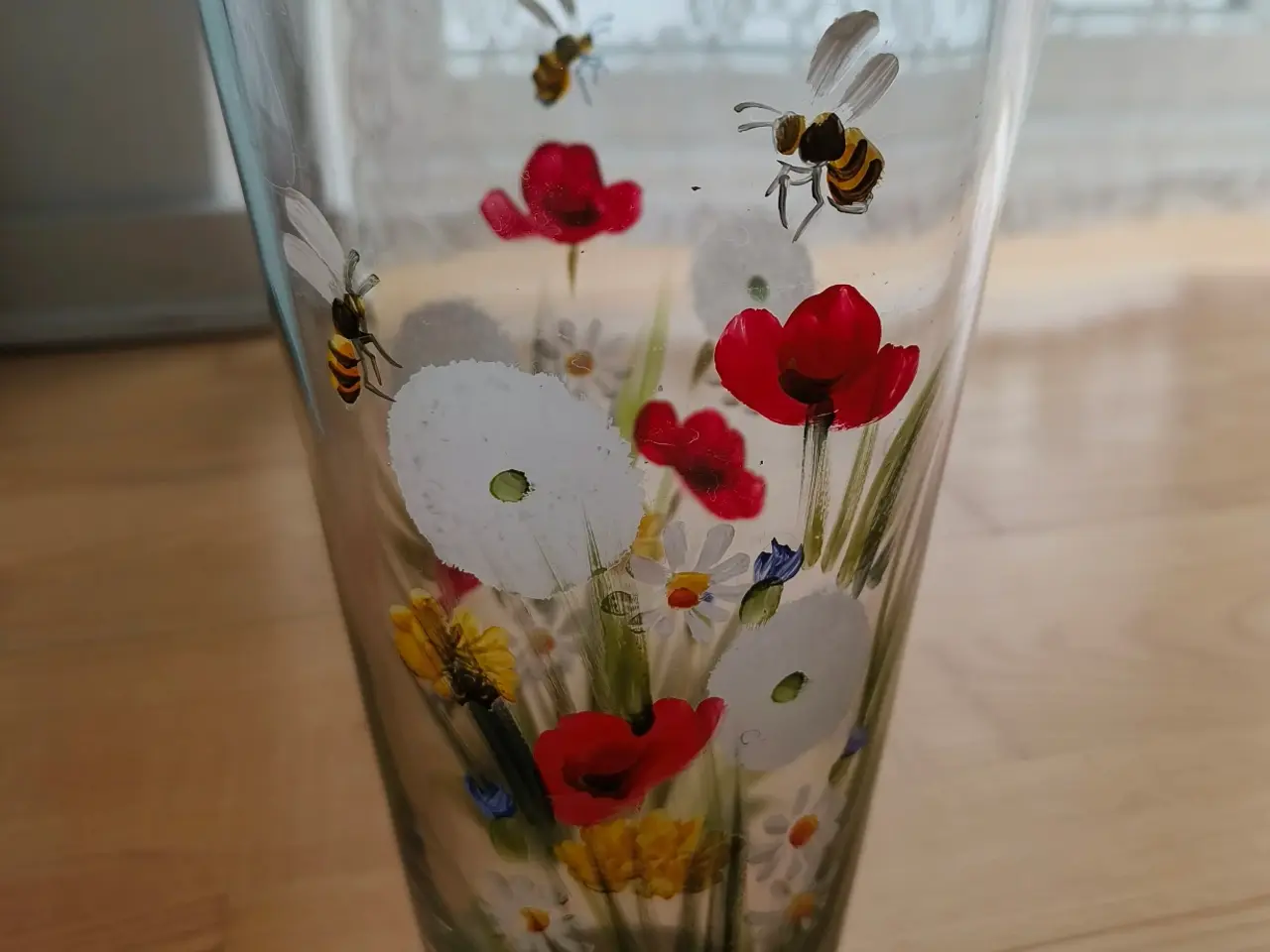 Billede 3 - Smuk, unik glasvase med håndmalede blomster & bier
