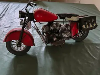 Stor rød oldtimer-motorcykel i metal, dekotration