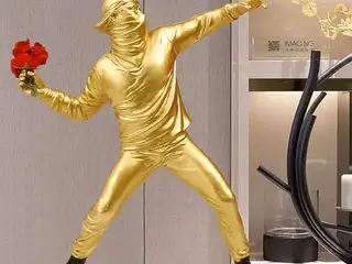 * Fed gylden figur - af Banksy