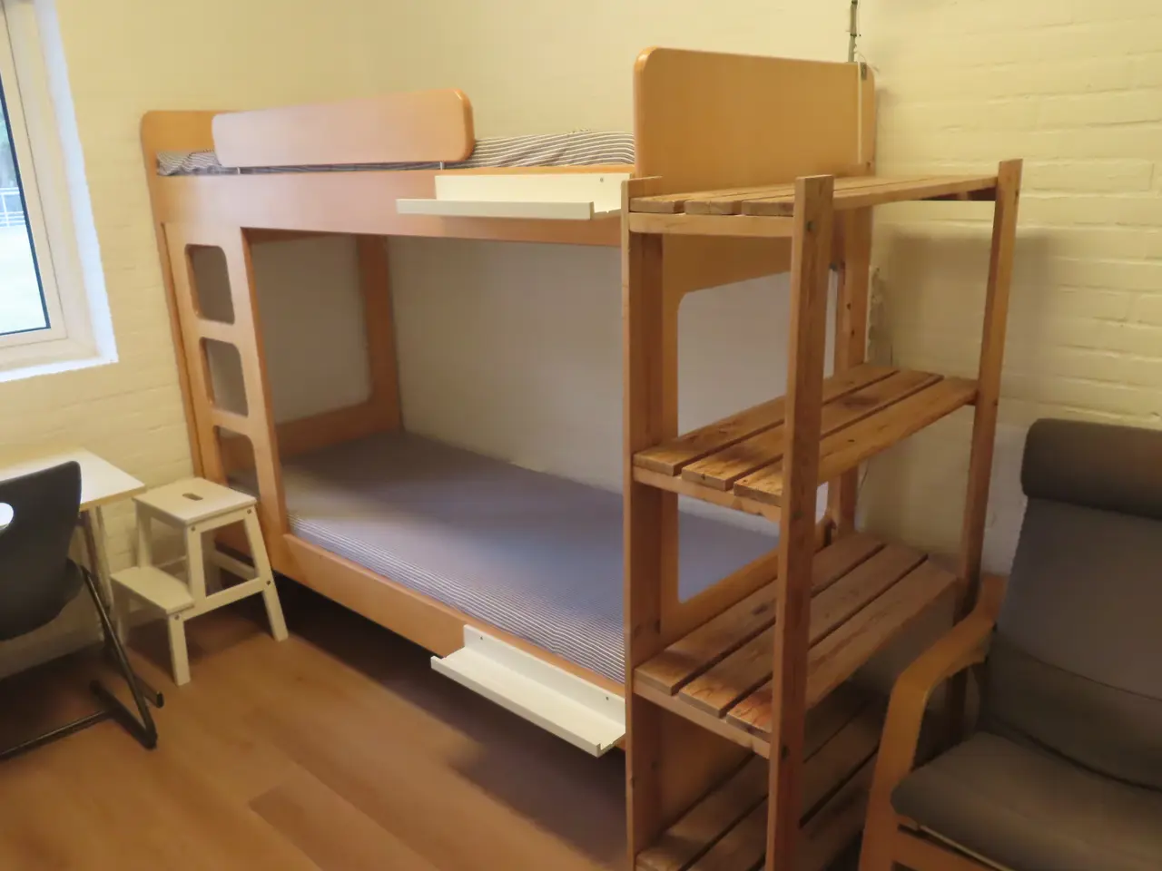 Billede 1 - Indhold på værelse af bord, køjeseng, skab mv.