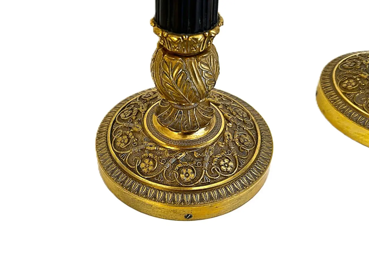 Billede 3 - Et par lysestager i forgyldt og patineret bronze.