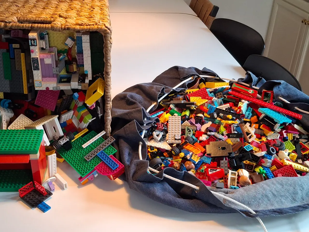 Billede 1 - Stor Legopakke med originalt Legotæppe