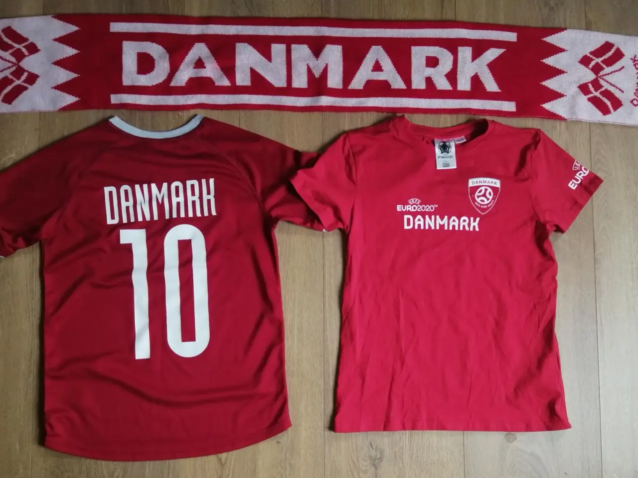 Billede 1 - 2 DANMARK FAN TSHIRT, STR. 10-12 ÅR OG HALSTØRKLÆ.