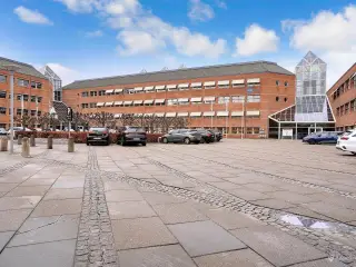 Flotte kontorlejemål i præsentabel flerbrugerejendom