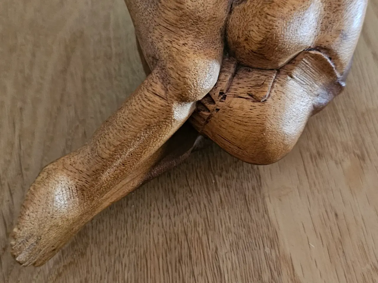 Billede 4 - Træfigurer, Sørgende kriger
