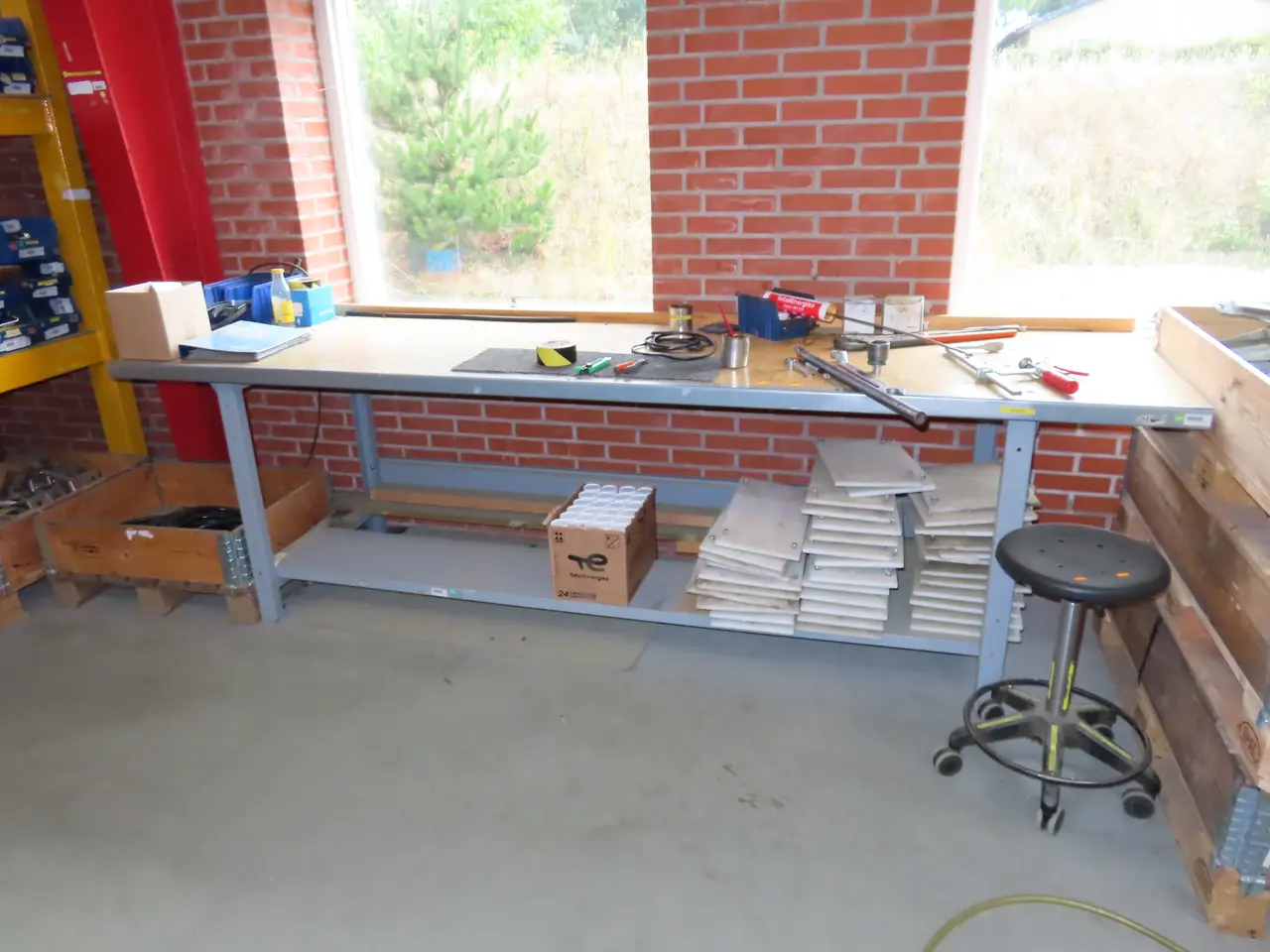 Billede 1 - Arbejdsbord med indhold