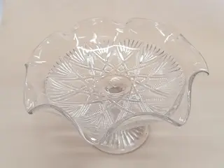 Smuk vintage kageopsats i presset glas.
