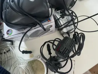 Akvarieudstyr med pumpe, dekorationer og tilbehør