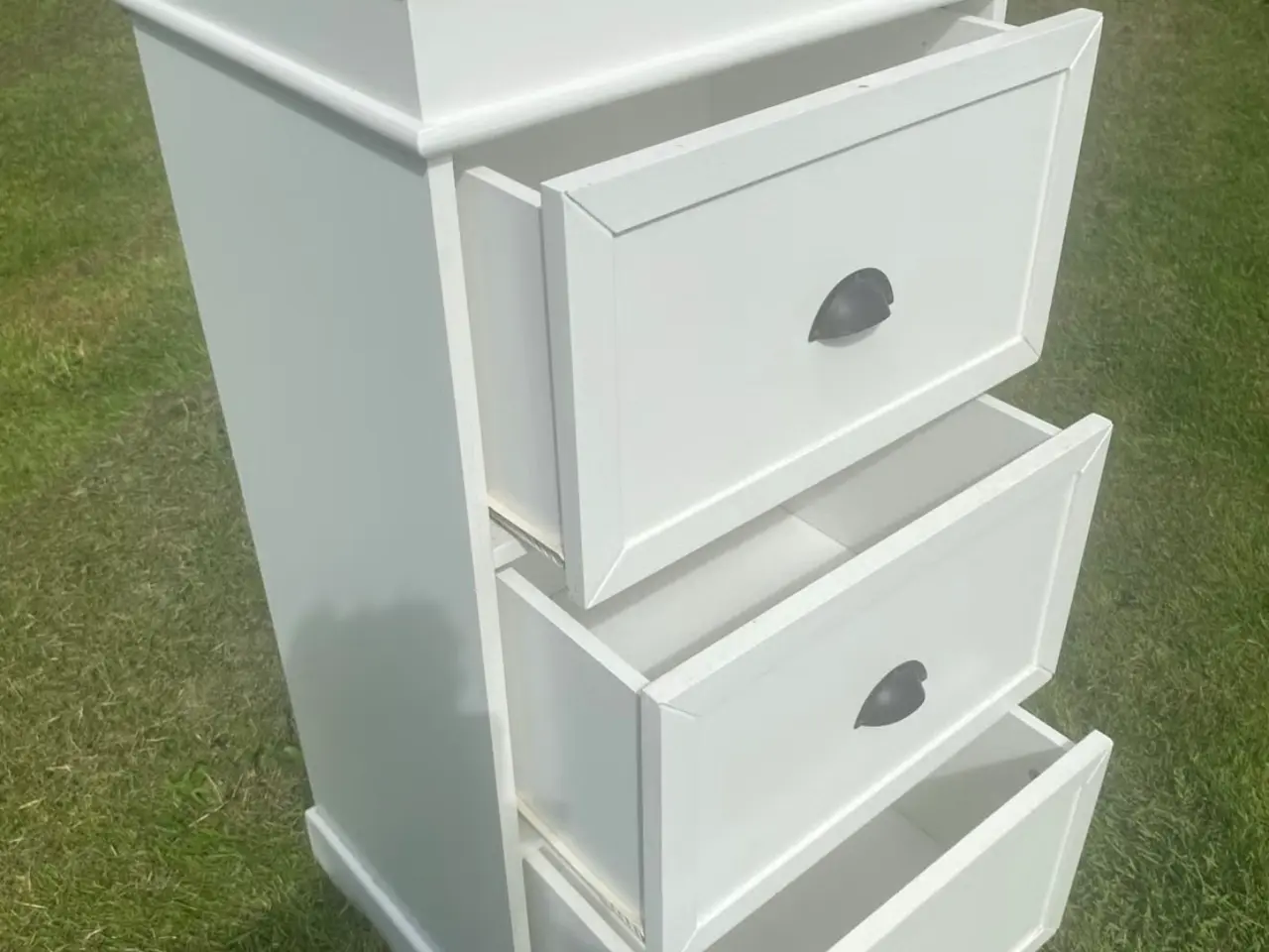Billede 2 - Kommode med 3 rummelige skuffer.