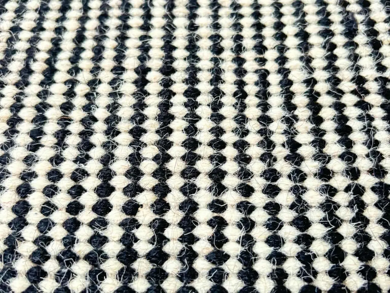 Billede 2 - Indbo Malta – Håndvævet uldtæppe 200 × 300 cm