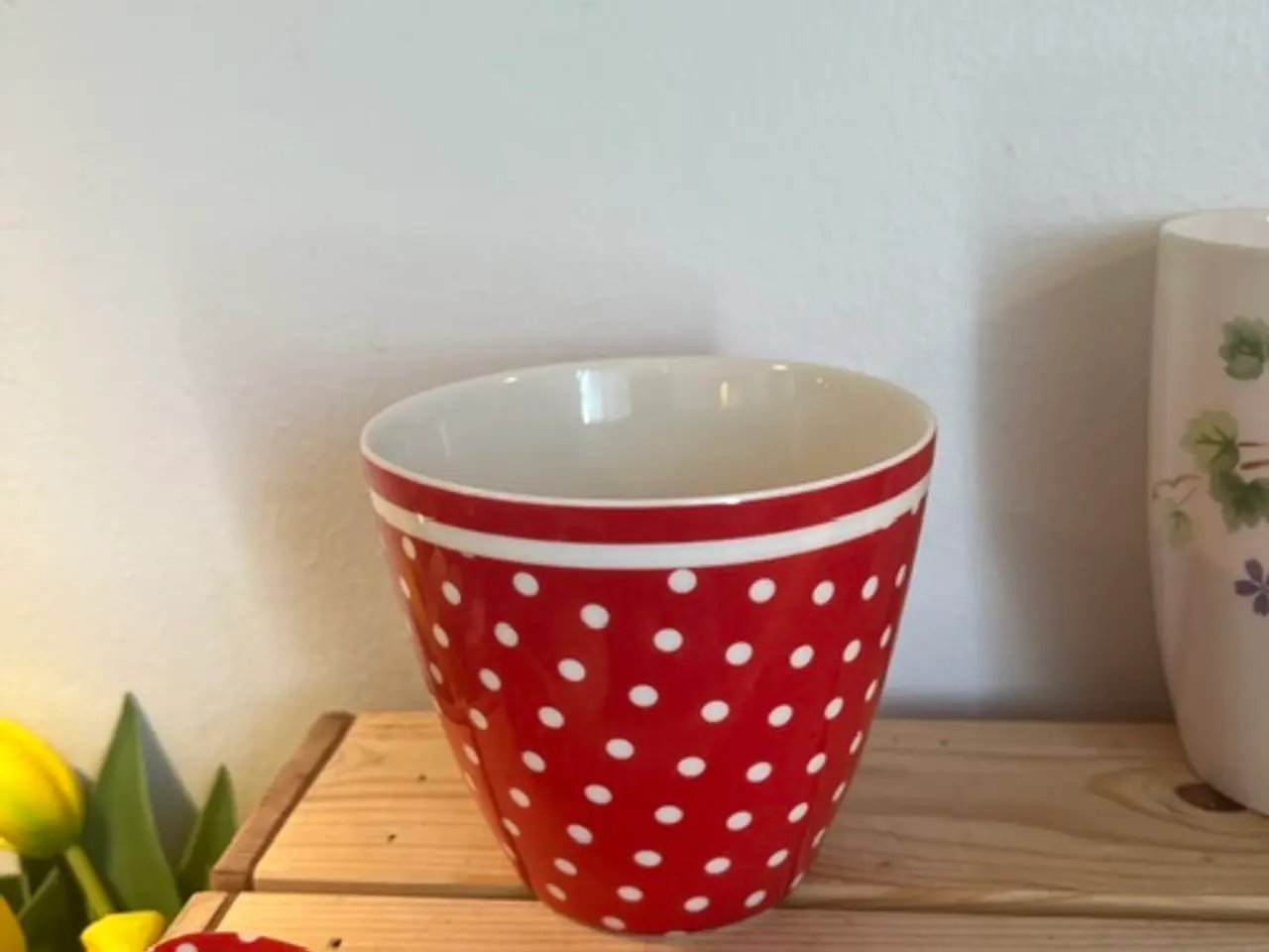 Billede 1 - GreenGate rød prikket lattekop med ske