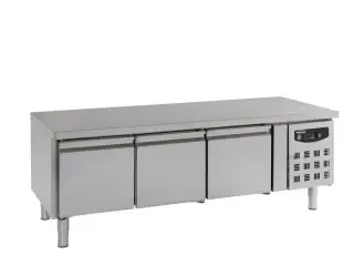 Lavt kølebord med 3 låger – B1600 x D700 x H650 mm