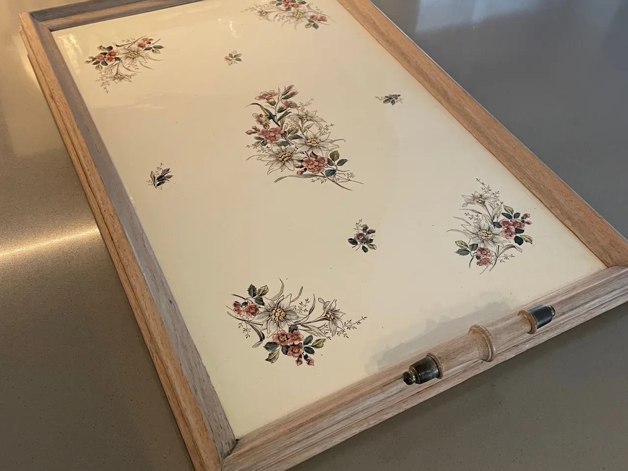 Billede 2 - Serveringsbakke med træramme og blomsterdekoration