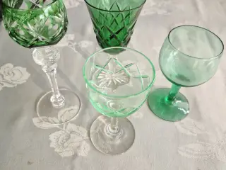 4 glas i grønlige nuancer