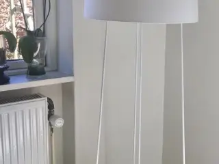 HELT NY stor flot gulvlampe fra Frandsen lighting