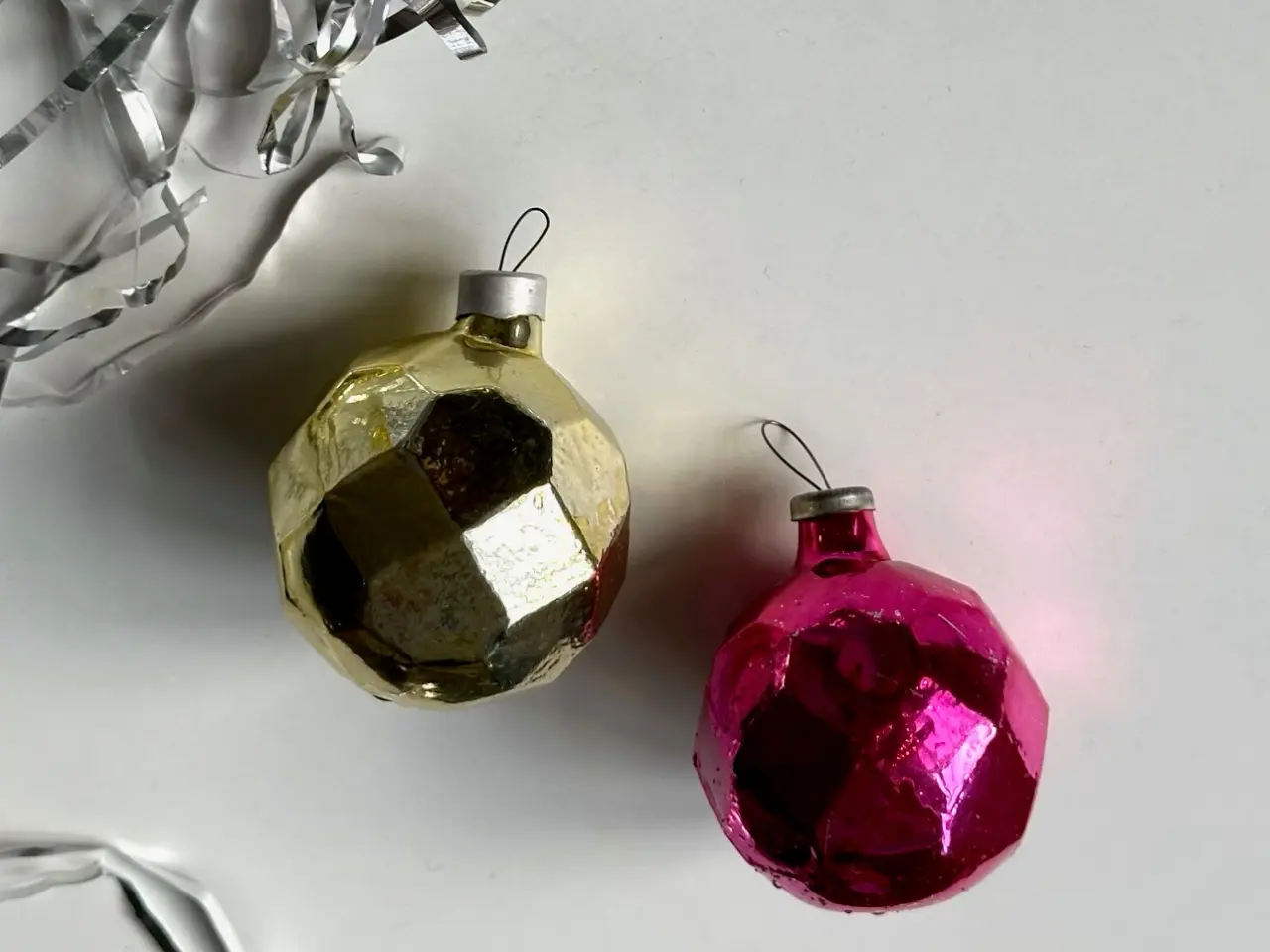 Billede 1 - Kantede kugler, pink og guld, 2 stk samlet