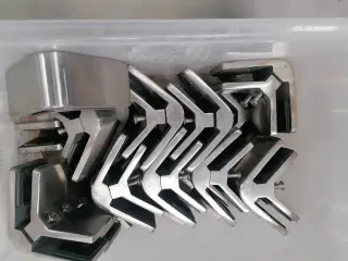 Vinkelbeslag til 17 mm Glasværn 