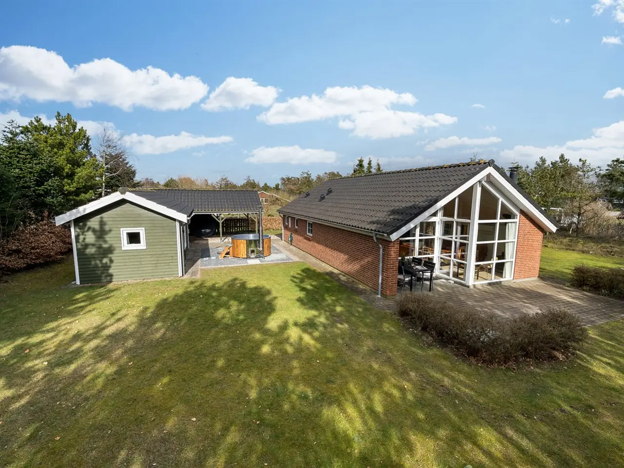 Billede 1 - Dejligt sommerhus udlejes i roligt område