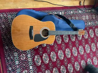 Samick guitar med blå taske