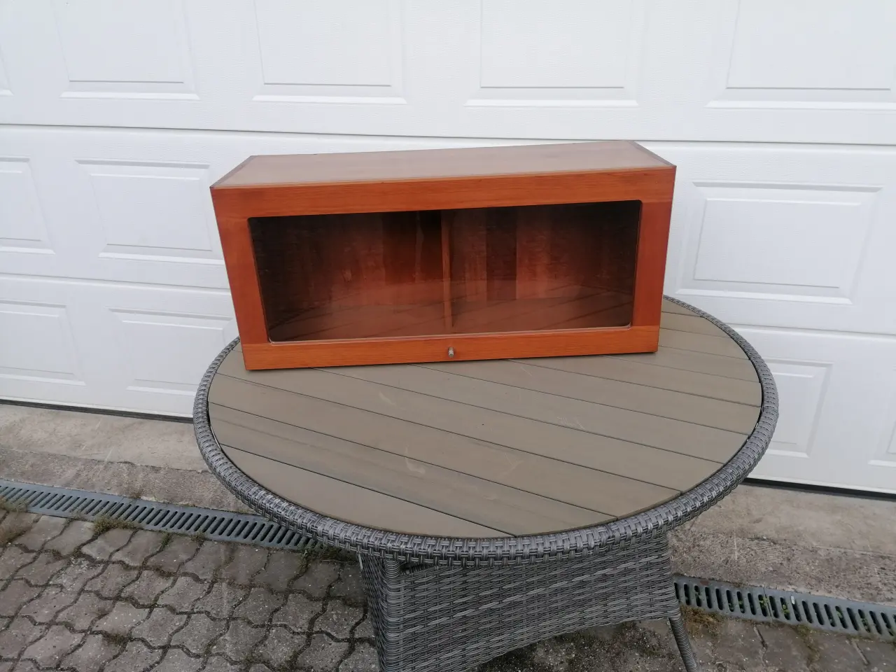 Billede 1 - Hængevitrine i Kirsebær . "Ny" . BxDxH 90x34x40 cm