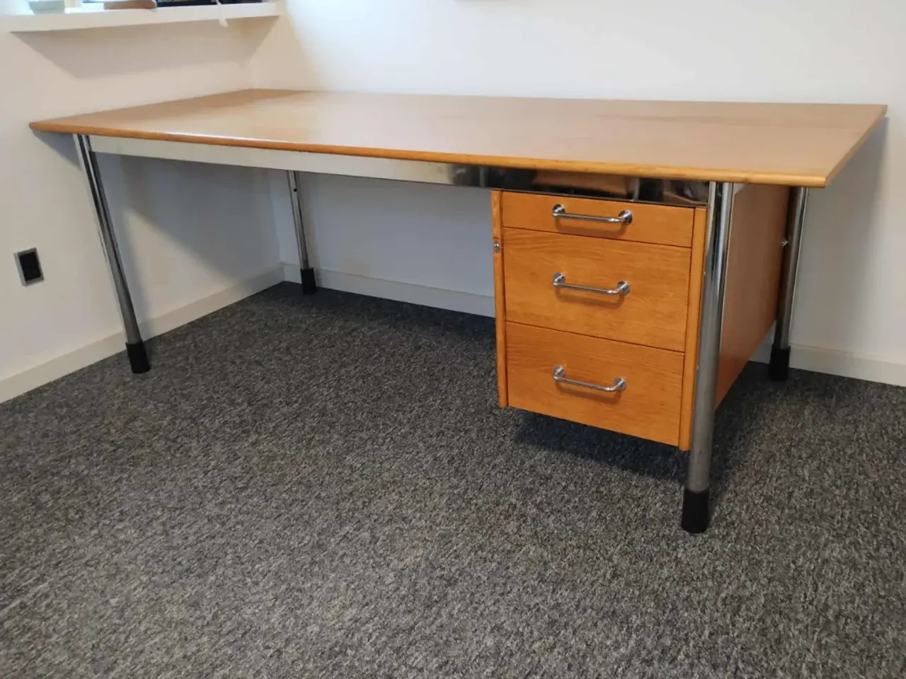 Billede 1 - Stort kraftigt skrivebord.