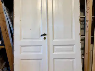 Høj, klassisk fløjdør m. karm
