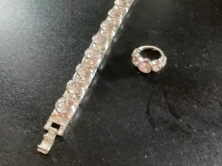 Flot Dyrberg/Kern armbånd med tilhørende ring.