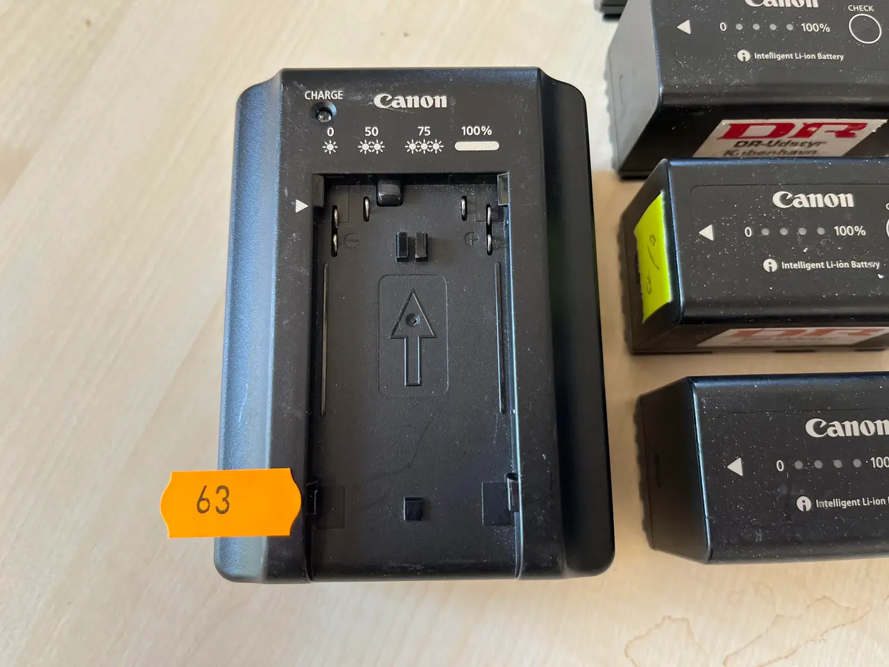 Billede 4 - Oplader og 8. Stk. Canon batterier