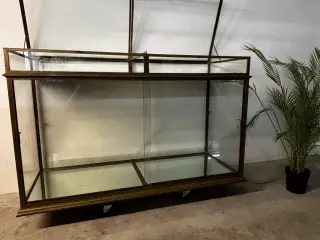 Eksklusiv fransk vitrine desk i messing