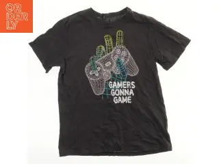 Sort T-shirt med gaming motiv (str.  bryst 47 cm, længde 64 cm)
