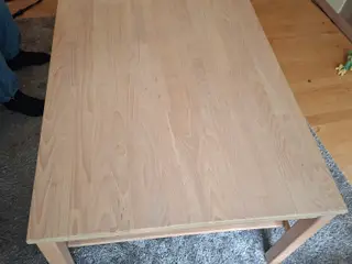 Sofabord i lyst træ