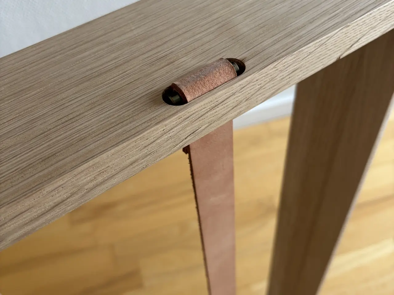 Billede 4 - SKAGERAK NORR magasinholder – Eg/Læder – 77×12×37 