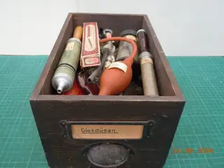 Apotekerskuffe fyldt med rariteter, Ca. 100 år.