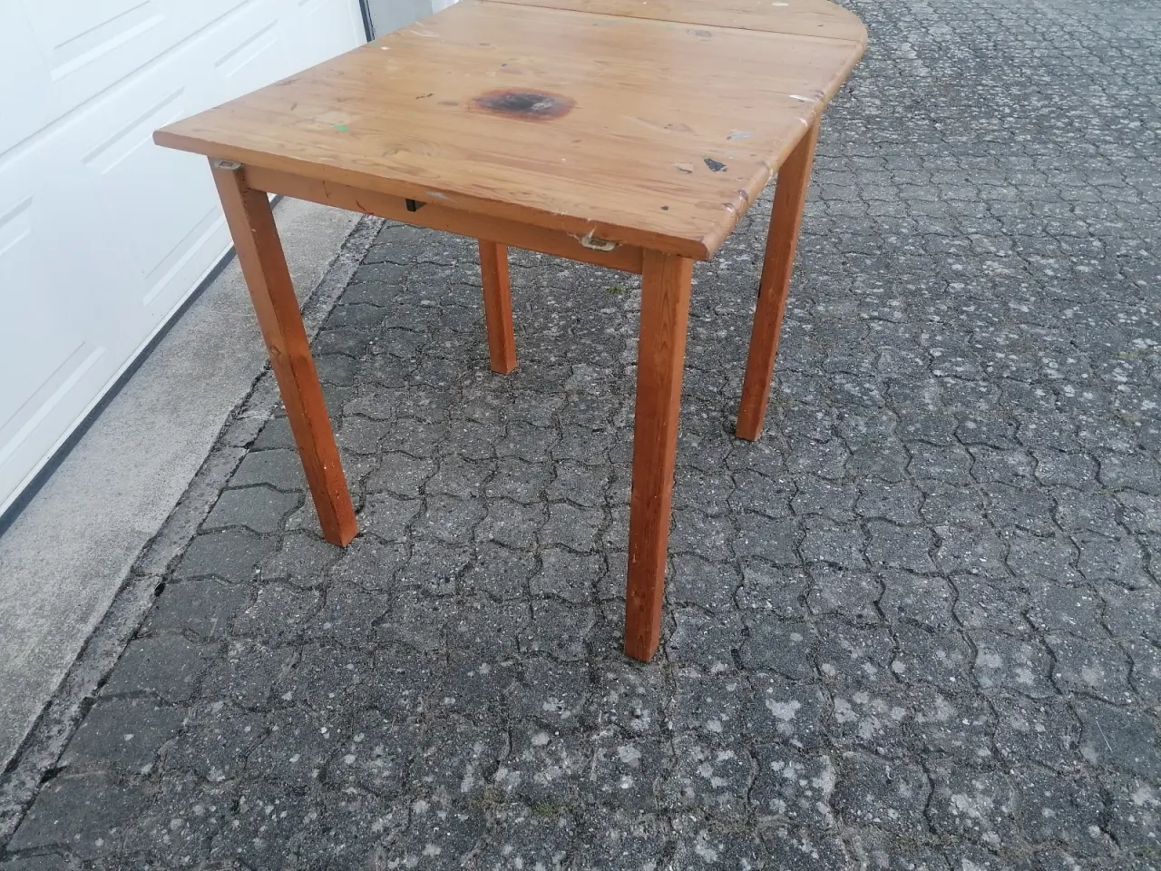 Billede 3 - Lille Massivt Fyrretræsbord med Klap 70x70 cm.