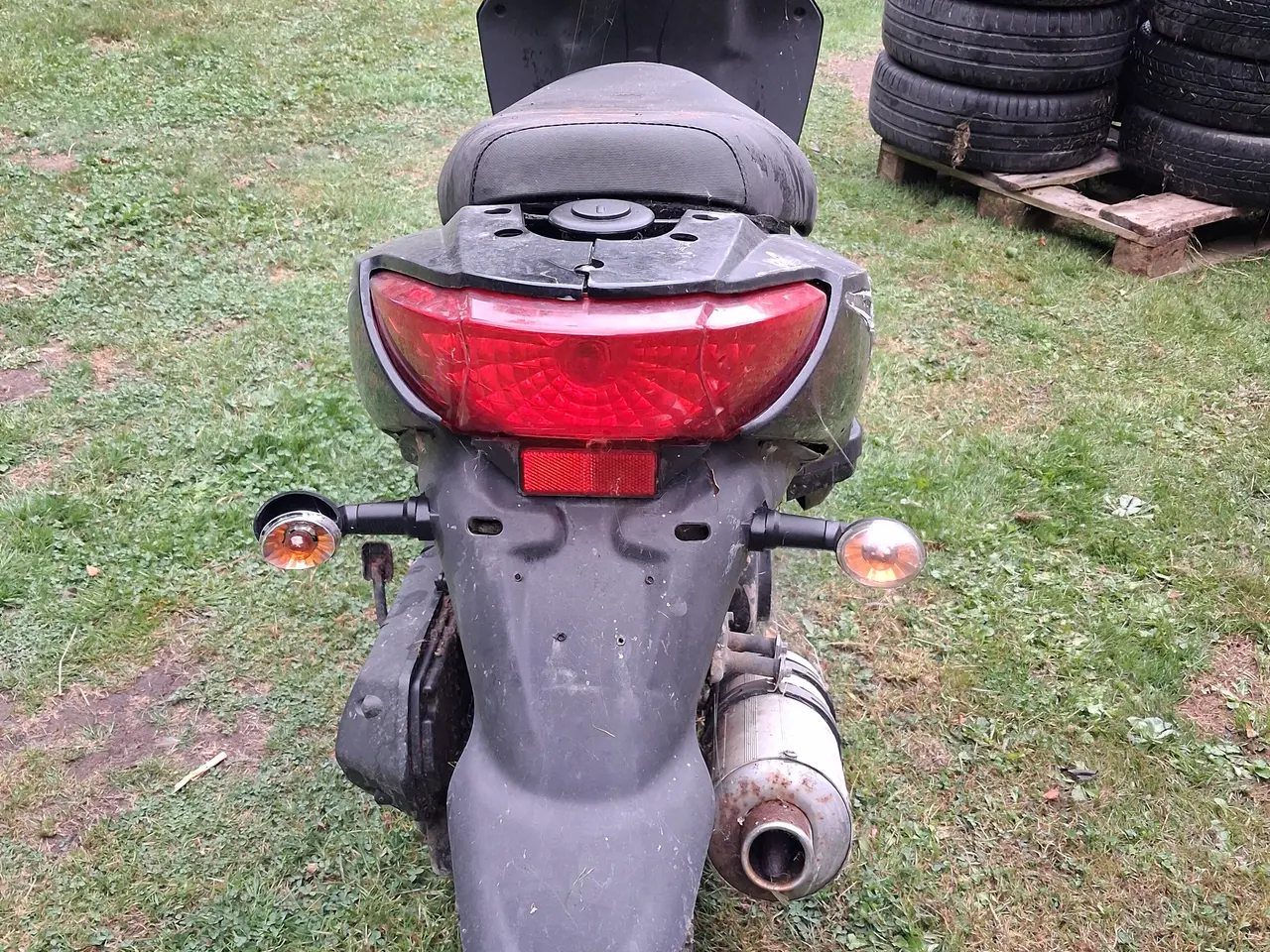 Billede 4 - Dæk på fælge samt defekt 45 scooter.