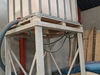 - - - Vandtårn