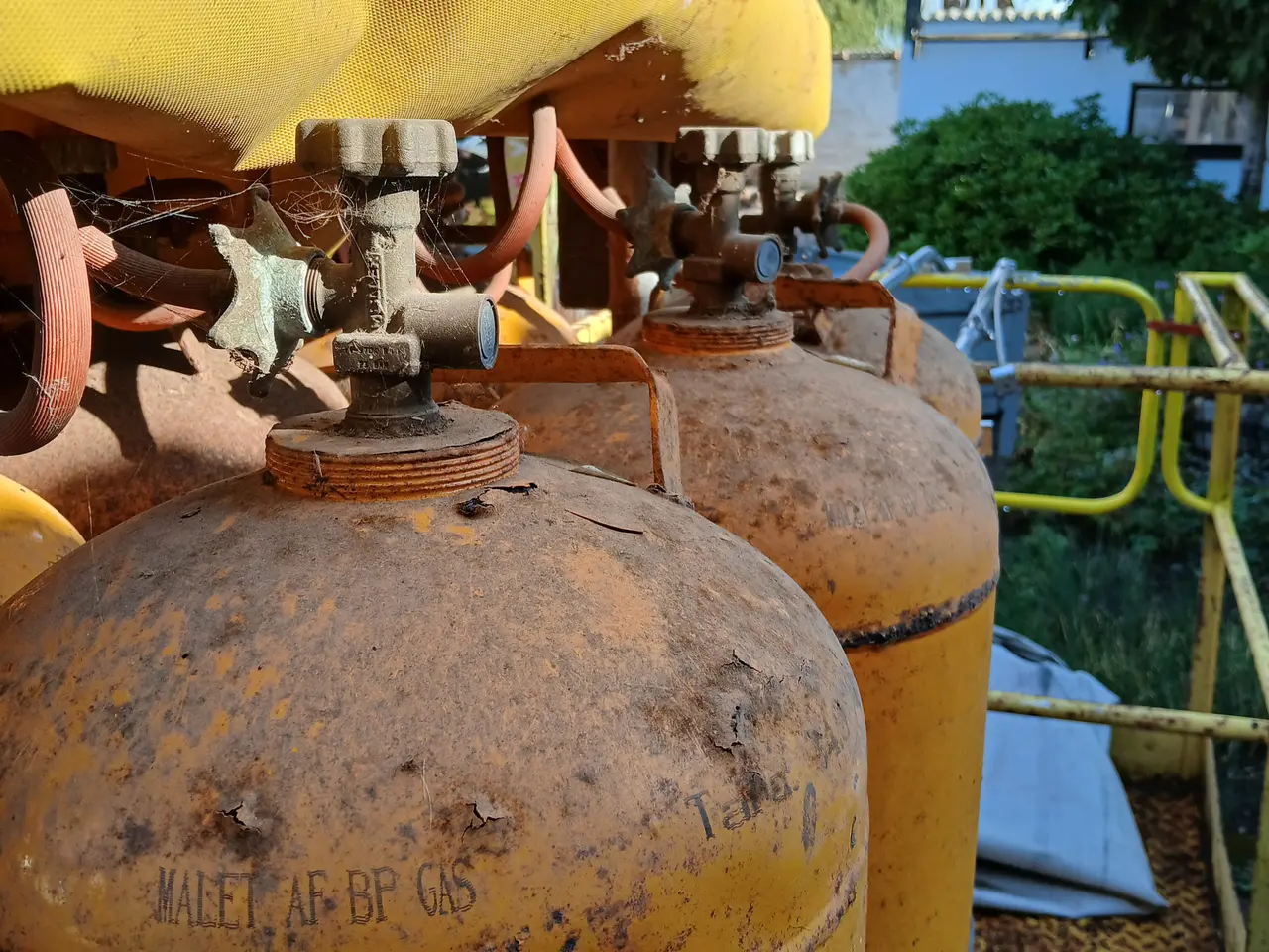 Billede 6 - 6 stk. 33 kg. gasflasker i stativ m. overdækning