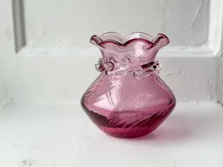 Pilgrim, lyselilla minivase m flæser, 1966-72, NB