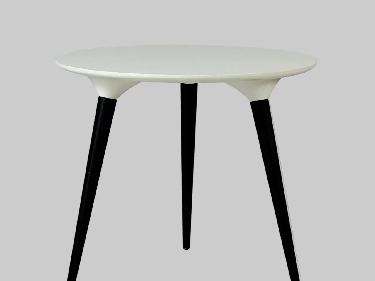 Billede 3 - Fredericia Furniture Icicle Sofabord – Hvid med Sort Stel Ø50 cm