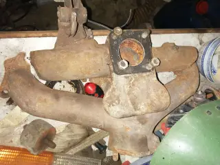 Volvo b20: Manifold