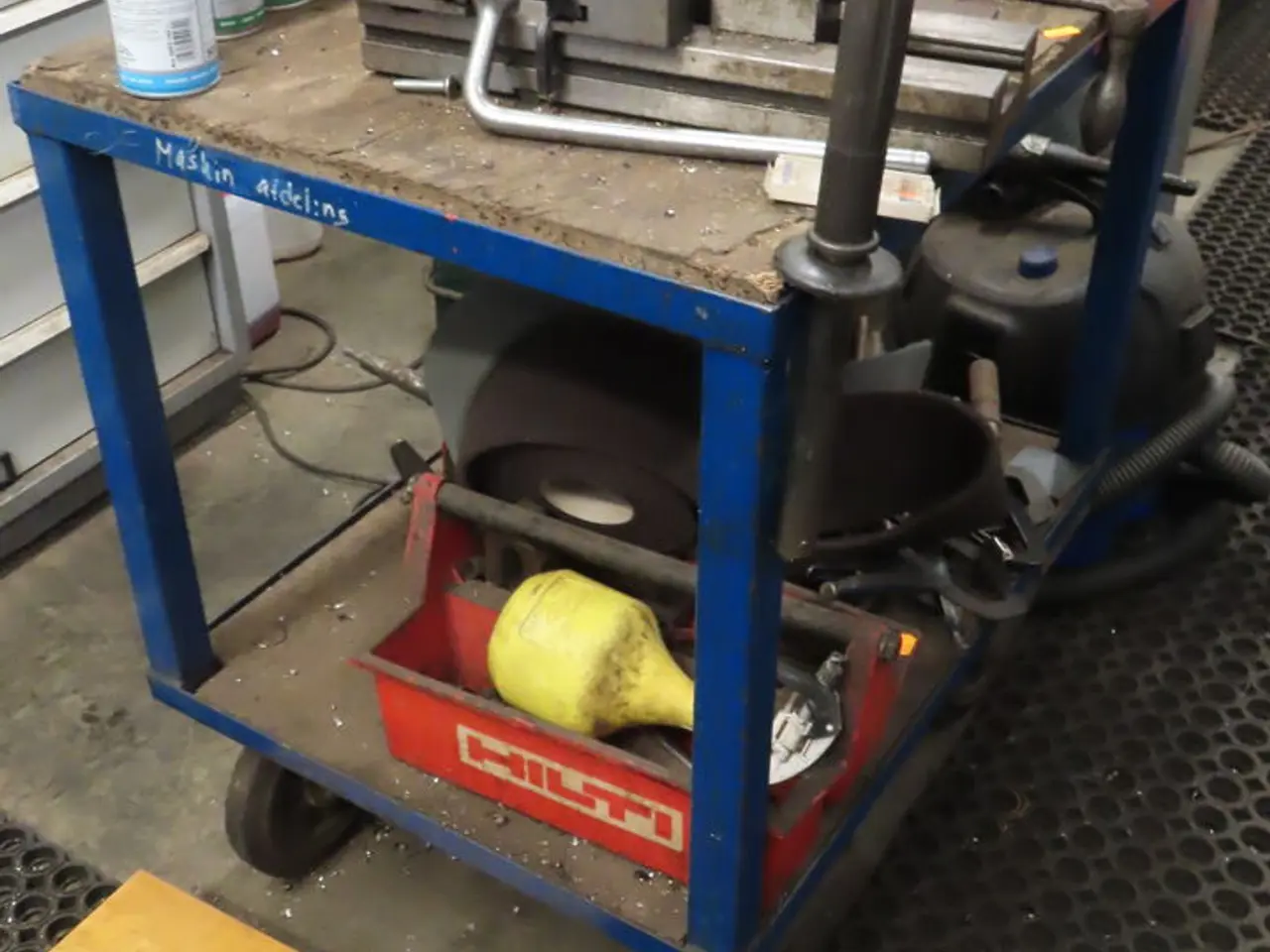 Billede 1 - Arbejdsbord med indhold