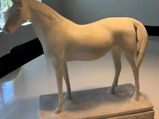 Stor statue af flot hest udført i gips