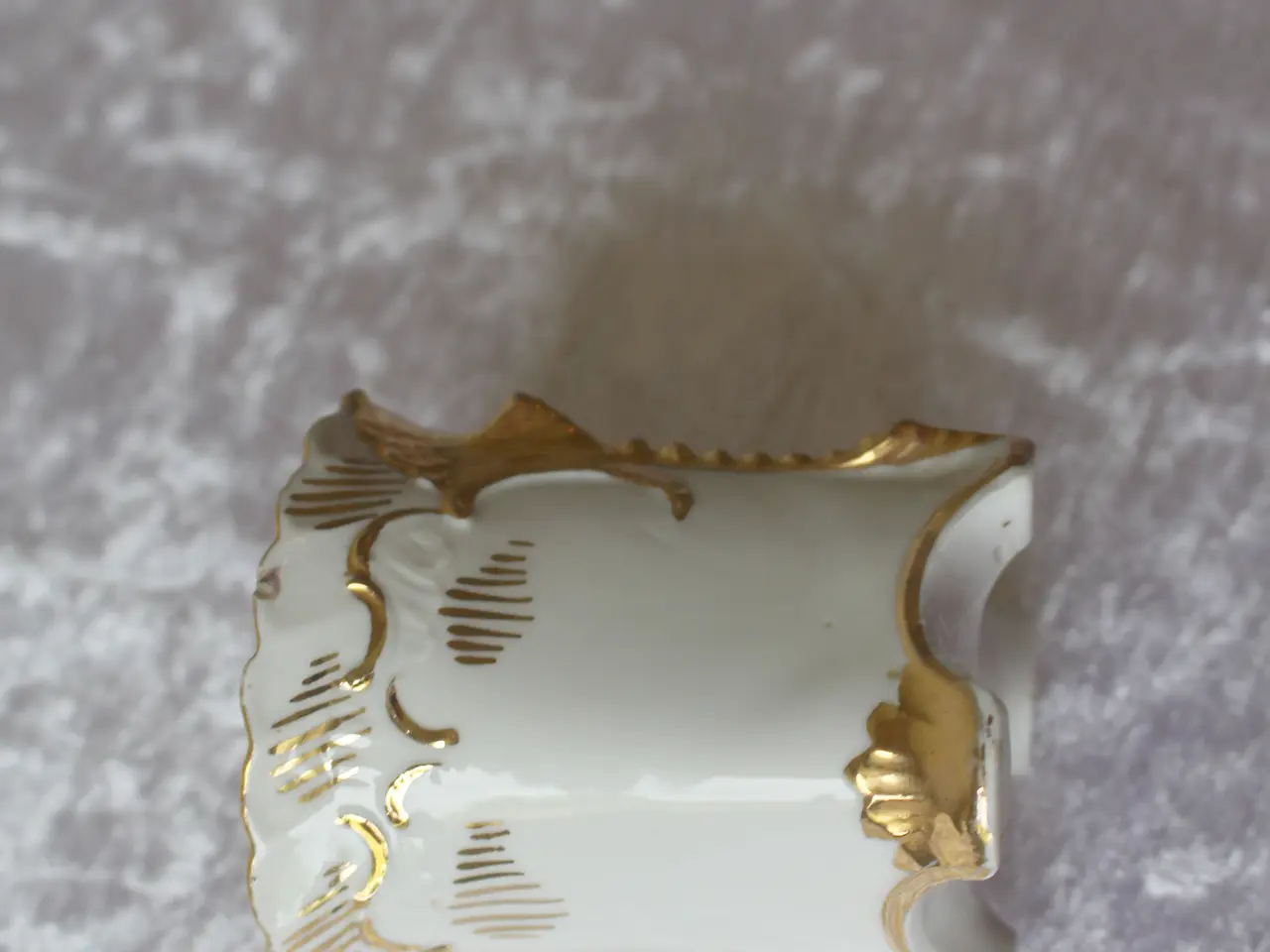 Billede 2 - Porcelænskrus antikt med guldstafferinger.