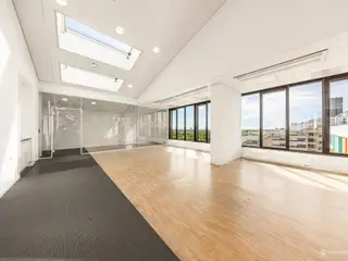 760 m² kontor med fantastisk udsigt, nyistandsatte fællesfaciliteter og metroen som nabo