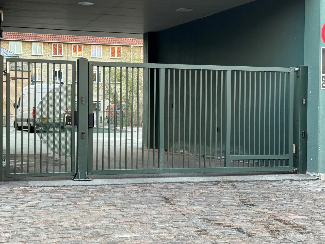 Billede 1 - Parkering i aflåst parkeringskælder med elektriske porte