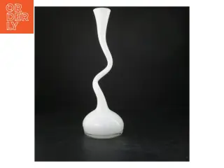 Elegant svinget vase fra Normann Copenhagen (str. 40x11 cm)