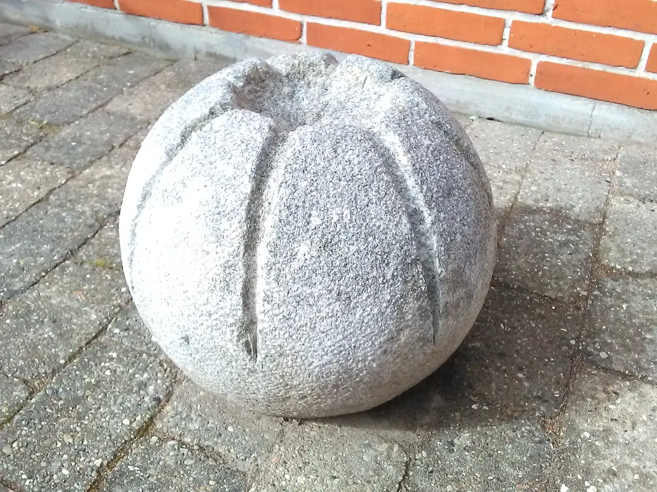Billede 1 - Springvandssten/fontæne med hul i midten