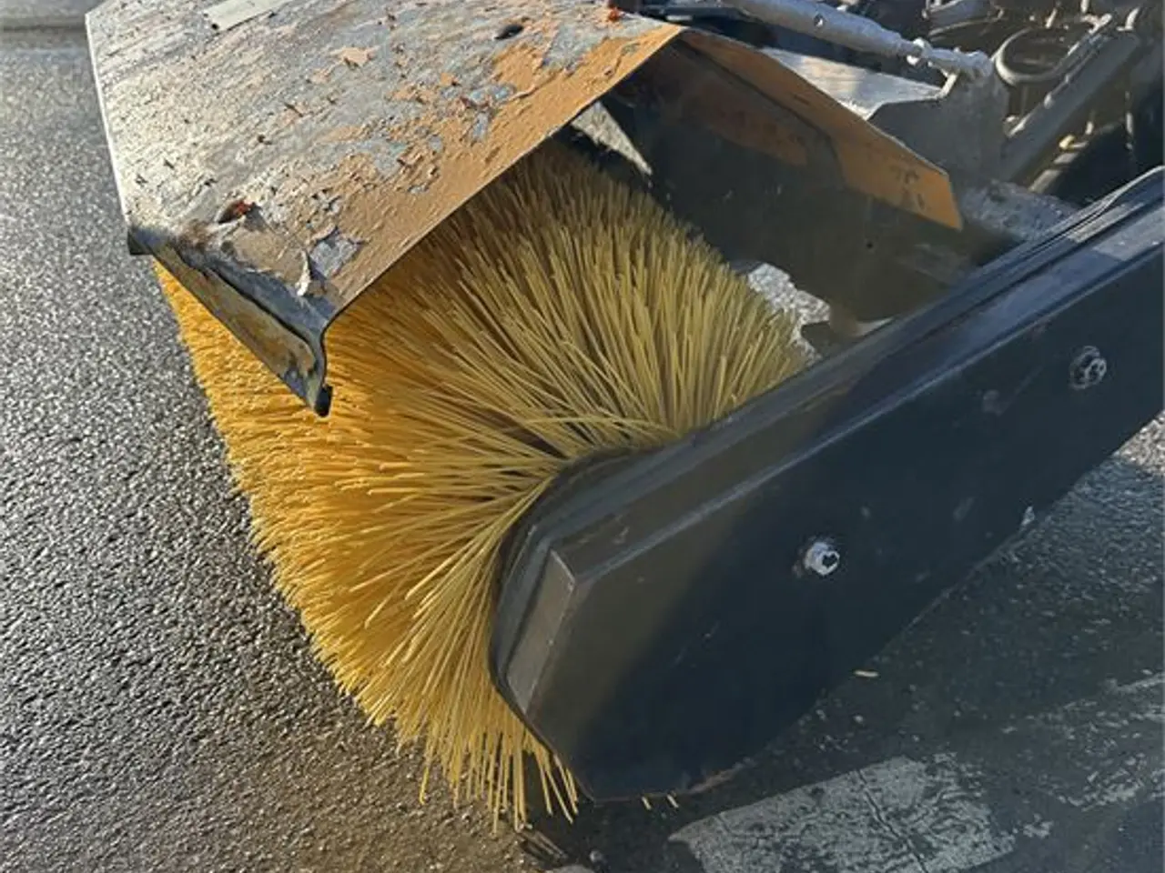Billede 31 - Massey Ferguson 1523 -Only 375 hours With broom and salt spreder
