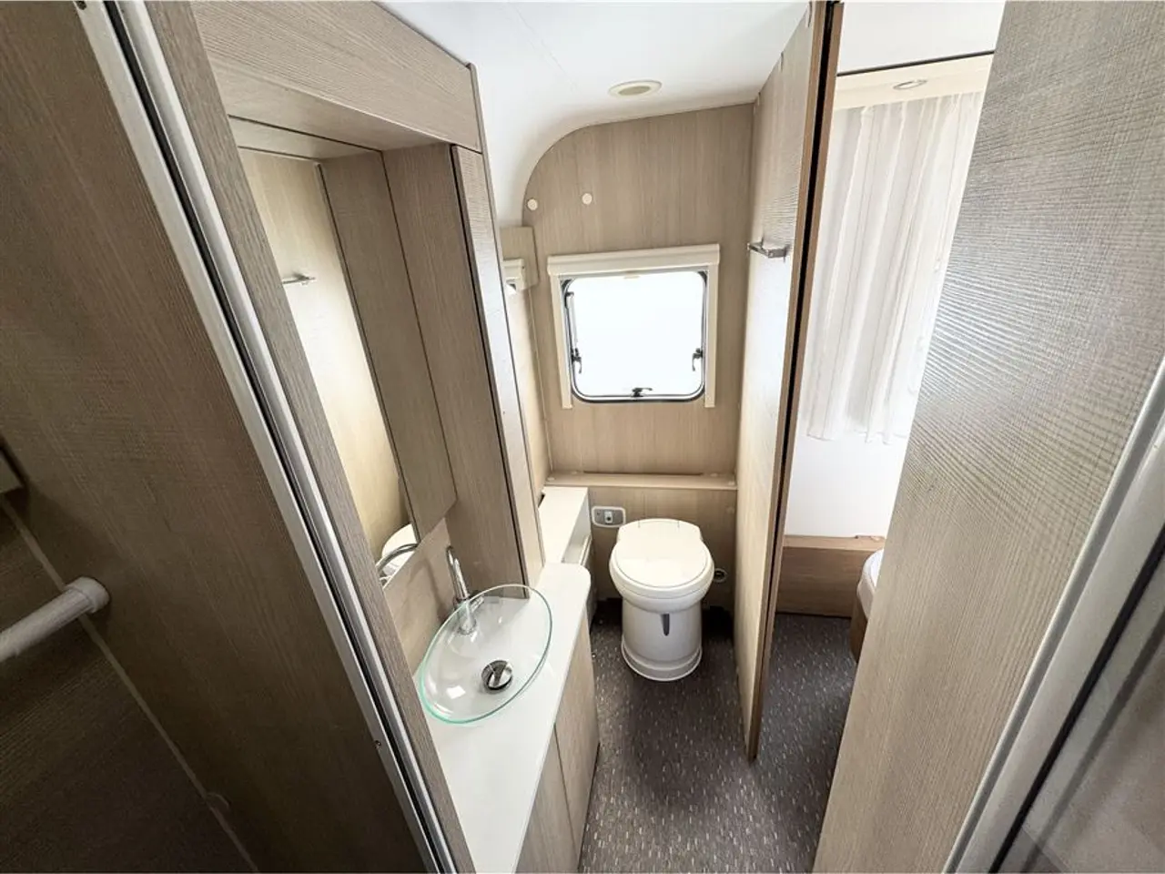 Billede 15 - 2020 - Adria Adora 613 UT Queensbed-Endebad-Gulvtemp.-Mover